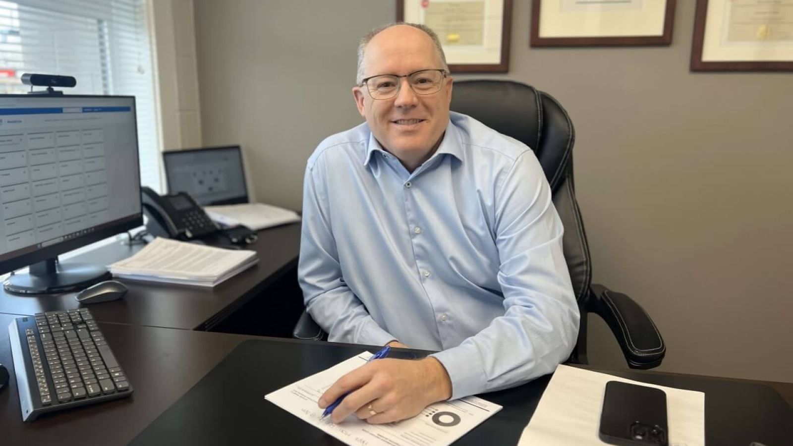 IA Private Wealth - Chris at desk